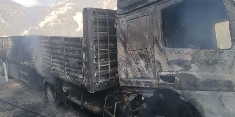 Yanan tır kullanılmaz hale geldi