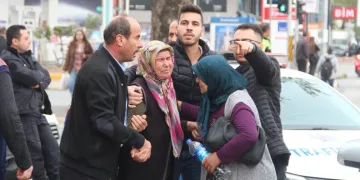 Vatandaşlar yaralı sürücü için seferber oldu