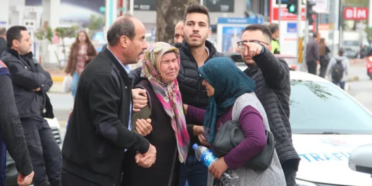 Vatandaşlar yaralı sürücü için seferber oldu