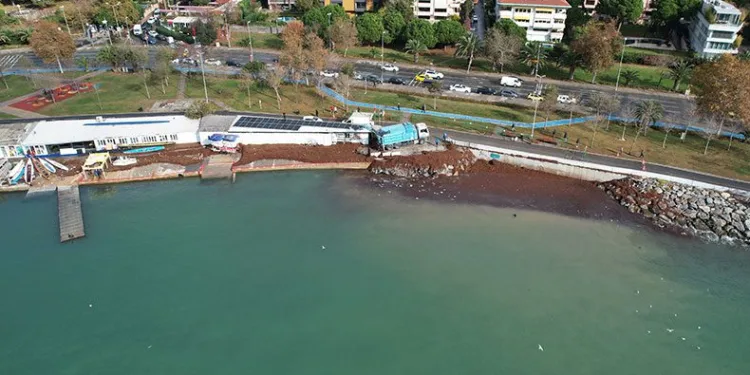 Caddebostan Sahil kırmızı yosunla kaplandı