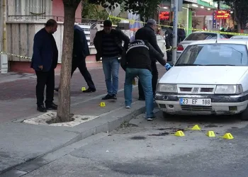 Sokak ortasında amcasına kurşun yağdırdı