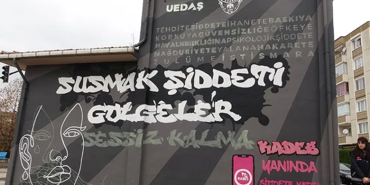 Trafolar “Susmak Şiddeti Gölgeler” sözleriyle boyandı