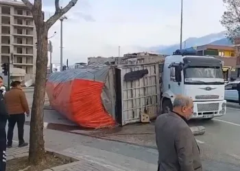 Kamyonun devrilme anı kameralarda
