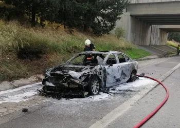 Otoyolda lüks otomobil alev alev yandı