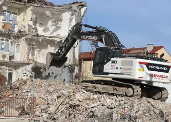 Düzce’de yıkım devam ediyor