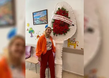 İnandırıcı olmak için çelenk  yaptırmış