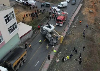 Hafriyat kamyonu otomobilin üzerine devrildi