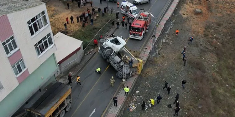 Hafriyat kamyonu otomobilin üzerine devrildi