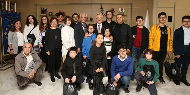 Ödüllü karikatüristler Başkan Erdem ile buluştu