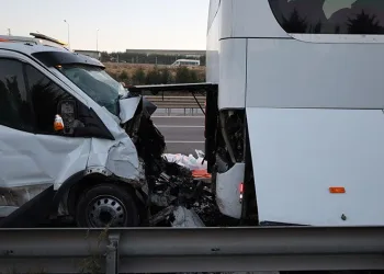 Otobüs şoförü iki araç arasında kaldı
