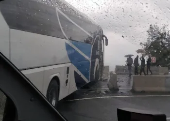 Yolcu otobüsü refüje çarpıp karşı şeride geçti