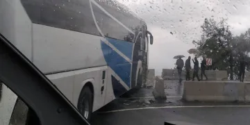 Yolcu otobüsü refüje çarpıp karşı şeride geçti