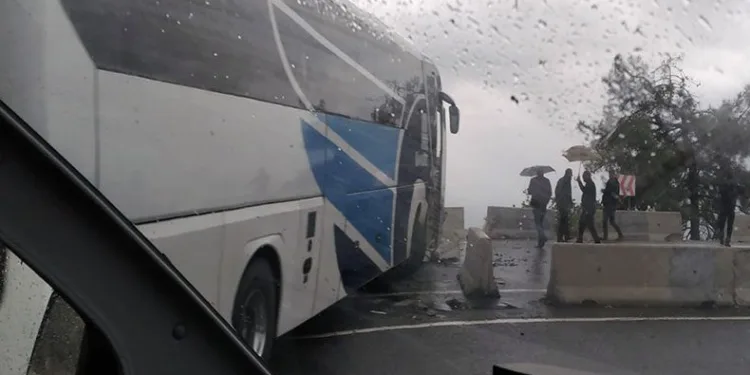 Yolcu otobüsü refüje çarpıp karşı şeride geçti