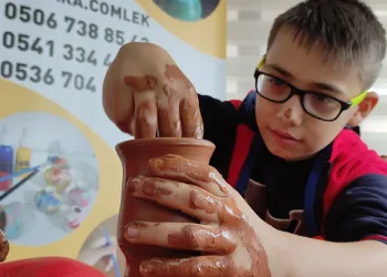 Öğrenciler okulda çamurdan eşya yapıyor