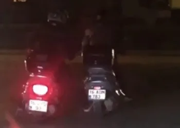 Bursa’da bozulan motosikleti ayağıyla ittirdi
