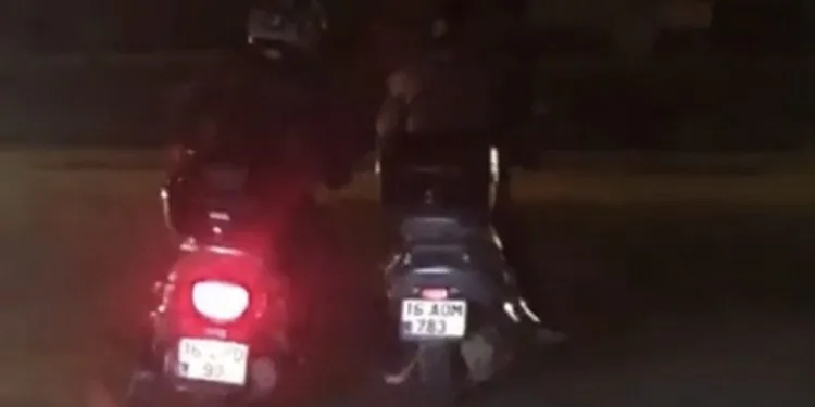 Bursa’da bozulan motosikleti ayağıyla ittirdi