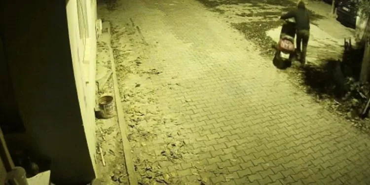 Bursa’da motosiklet hırsızı kameralara yakalandı