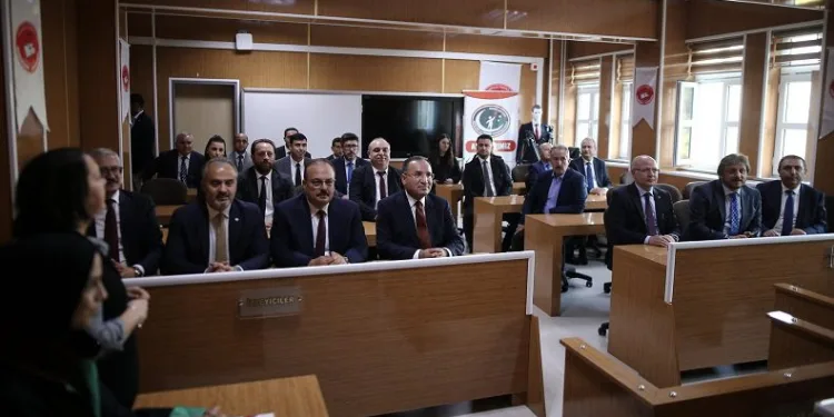 Gerçeği aratmayan duruşmayı Bakan Bozdağ beğendi