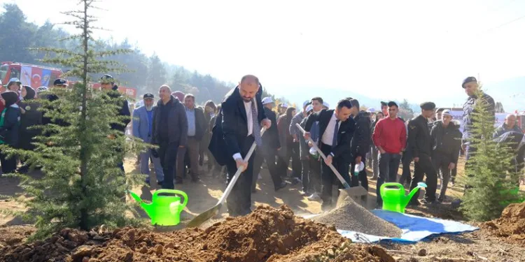Orhaneli’de 1111 fidan toprakla buluşturuldu