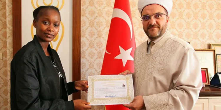 Kenya’dan geldi Bursa’da müslüman oldu