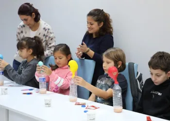 Mudanyalı çocuklar ara tatilde deney atölyelerinde