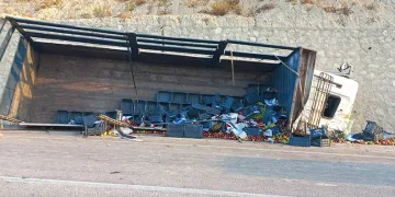 Karaman’da elma yüklü kamyon devrildi: 3 yaralı