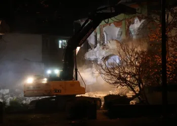 Deprem bölgesinde ilk yıkım