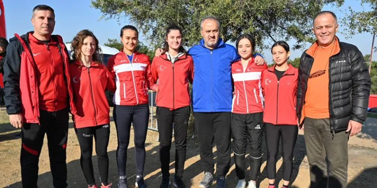 Oryantiring turnuvasında zamana karşı yarış