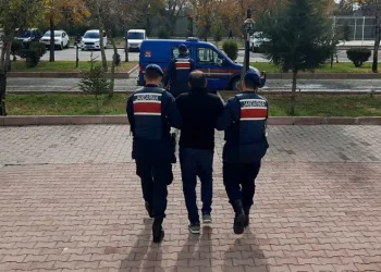 Aksaray’da cezaevi firarisi ve aranan şahıslar operasyonla yakalandı