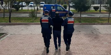 Aksaray’da cezaevi firarisi ve aranan şahıslar operasyonla yakalandı