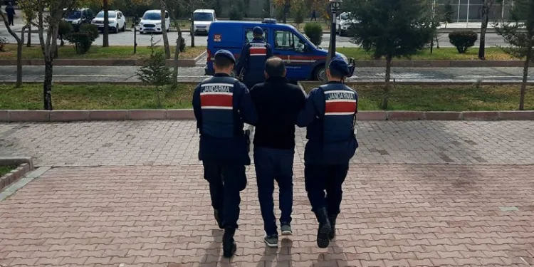 Aksaray’da cezaevi firarisi ve aranan şahıslar operasyonla yakalandı