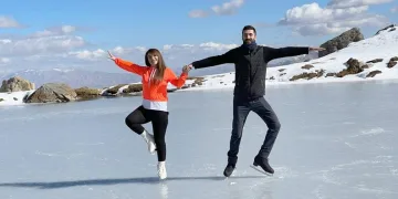 Donan gölde buz pateni keyfi