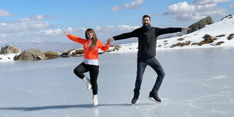 Donan gölde buz pateni keyfi