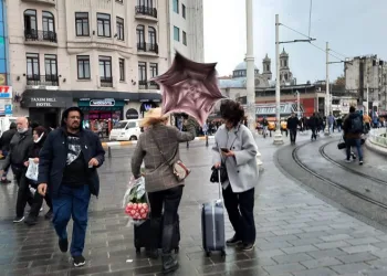 İstanbul’da yağmur ve şiddetli rüzgar başladı