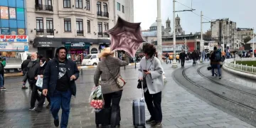 İstanbul’da yağmur ve şiddetli rüzgar başladı