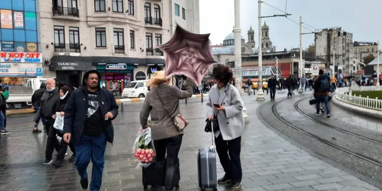 İstanbul’da yağmur ve şiddetli rüzgar başladı