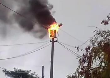 Siirt’te elektrik direğinden çıkan alevler korkuttu