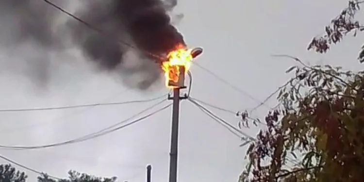 Siirt’te elektrik direğinden çıkan alevler korkuttu