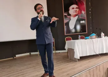 Yazar Temirağa Demir öğrencilerle buluştu