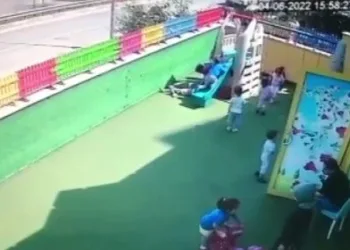 Çocukları kaydıraktan düştü, aile ve okul karşı karşıya geldi