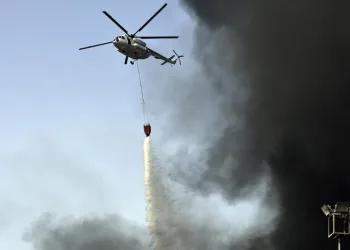 Fabrika yangınına helikopter müdahalesi sürüyor