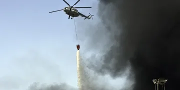 Fabrika yangınına helikopter müdahalesi sürüyor