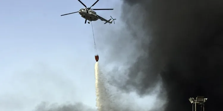 Fabrika yangınına helikopter müdahalesi sürüyor