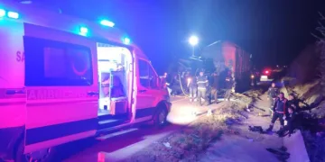 Tiyatro oyuncularını taşıyan minibüs kaza yaptı