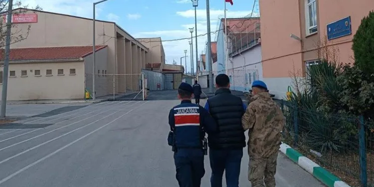 Aranan şahsı berber kılığına giren yakaladılar