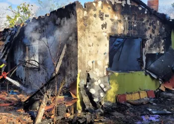 Alışverişe çıkan yaşlı adamın evi kül oldu