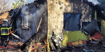 Alışverişe çıkan yaşlı adamın evi kül oldu