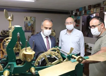 Asırlık saat  ilk günkü gibi çalışmaya başladı