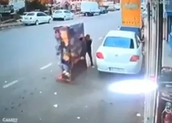 Bursa’da fırtına dolabı uçurdu