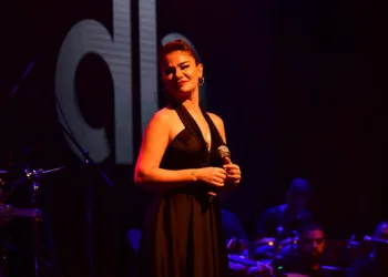 Derya Bedavacı Bursa’da konser verdi